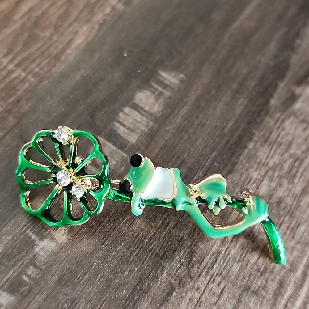 Tree Frog Gripping Lily pad Brooch quality Enamel Simulated gem